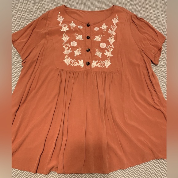 Emery Rose embroidered babydoll top. Short sleeves. Rust with ivory flowers. 4x. - Picture 1 of 5